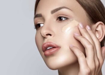 11 Rekomendasi Foundation untuk Kulit Berminyak dan Berjerawat, Tahan Hingga 12 Jam!