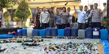 Kapolresta Kabupaten Cirebon Musnahkan Ribuan Botol Miras Hasil Razia