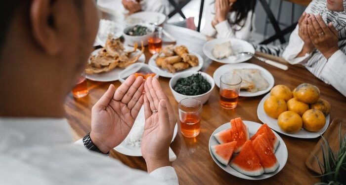 5 Makanan yang Tak Baik Dikonsumsi Secara Berlebihan Saat Buka Puasa, Simak Apa Aja!