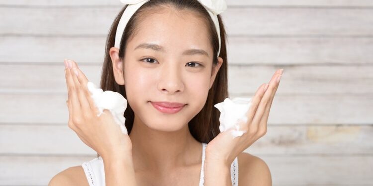 Bikin Lembab! Ini 5 Rekomendasi Facial Wash untuk Kulit Kering dan Sensitif