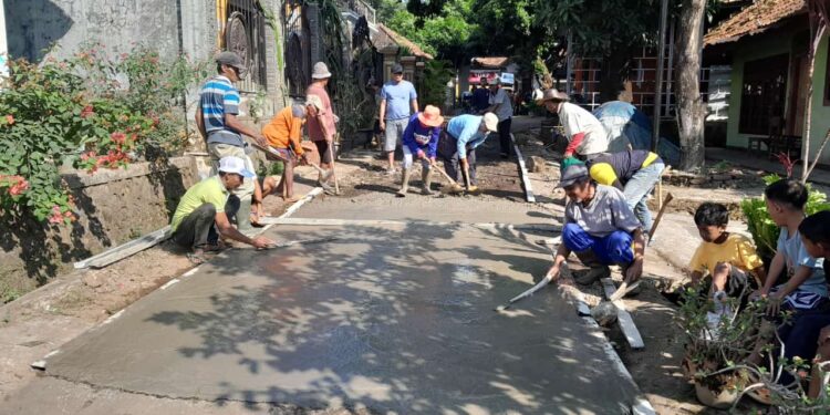 Tidak di Respon Pemdes Putat Dan Pemkab Cirebon, Warga Cor Jalan Sendiri