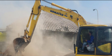 Pj Bupati Cirebon Pantau Langsung Pembongkaran Warung Remang-Remang Goa Maca